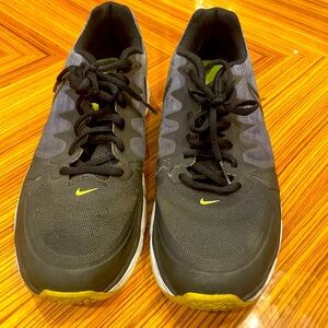 Nike Dual Fusion black and grey sneaker tennis shoes athletic size 9 mens